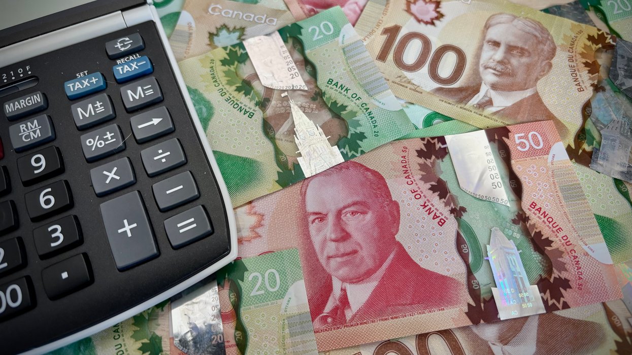 Une calculette et de l'argent canadien.