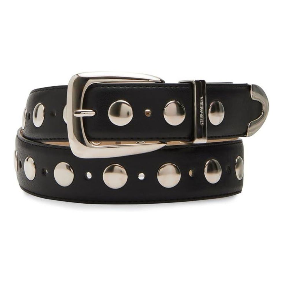 Une ceinture noire \u00e0 clous dor\u00e9s de marque Steve Madden sur fond blanc.