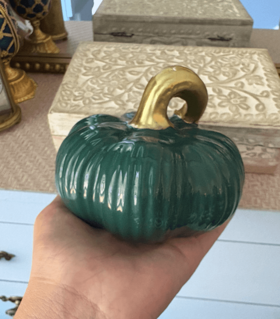 Une citrouille verte et dor\u00e9.