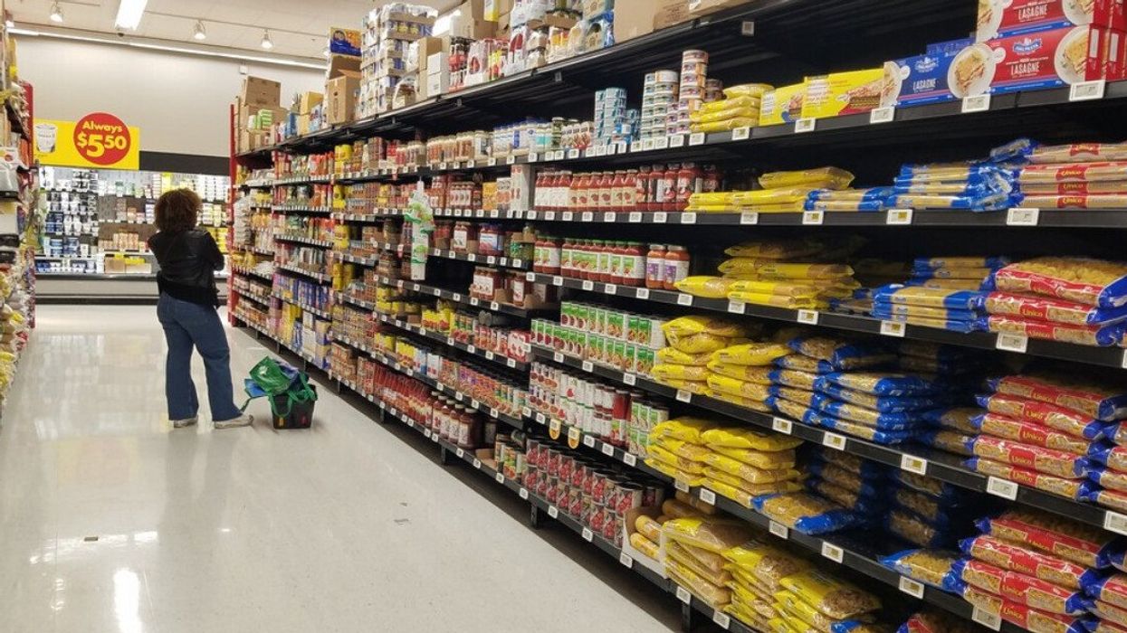 Une cliente dans une allée d'épicerie au Canada.