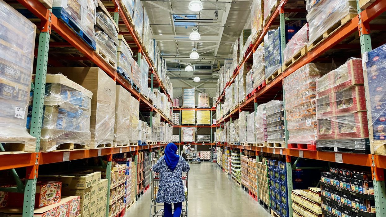 Une dame dans une allée d'un Costco.