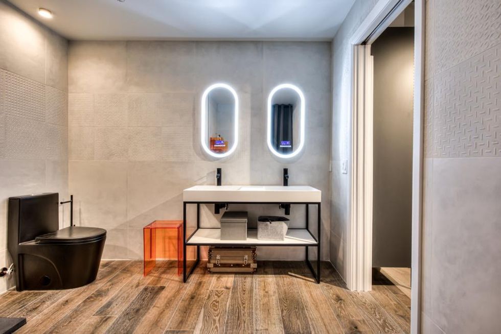 Une des salles de bain du condo.