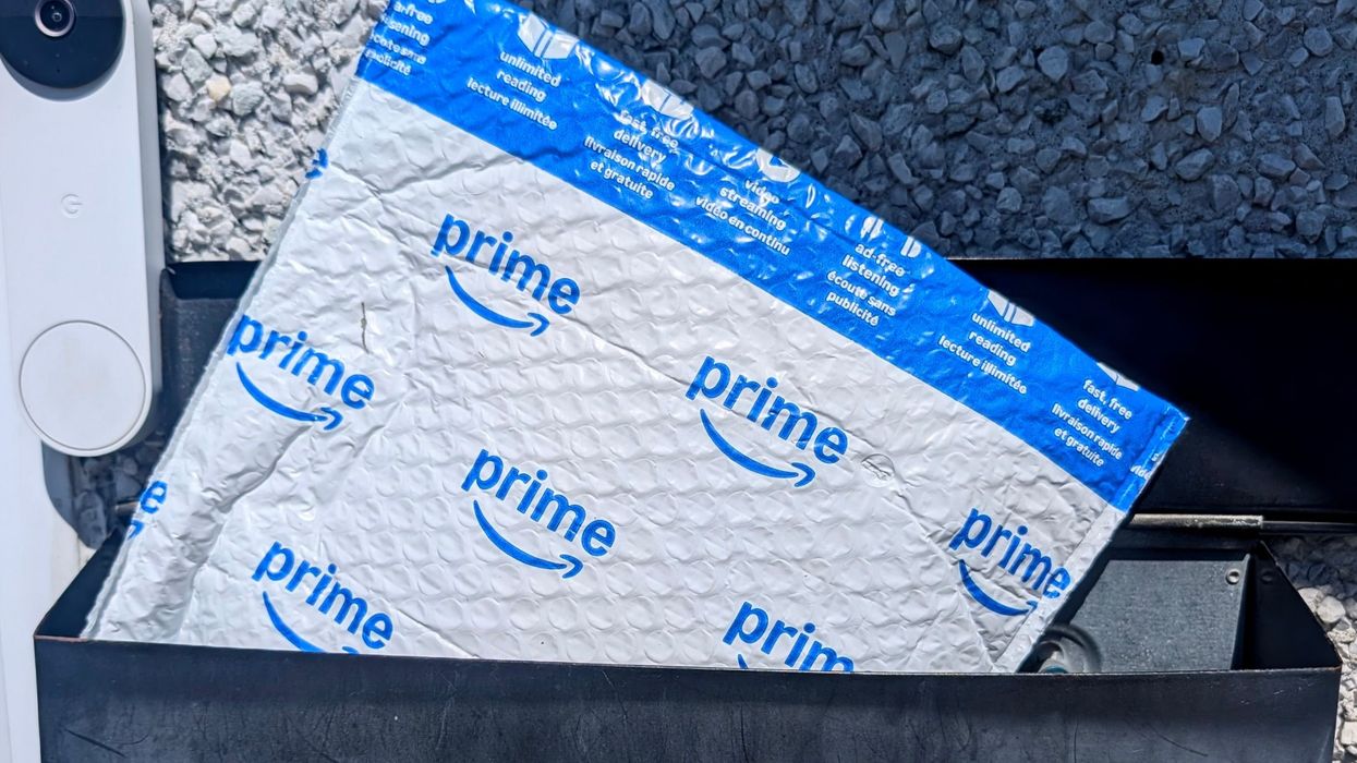 Une enveloppe Amazon Prime livrée dans une boîte aux lettres.