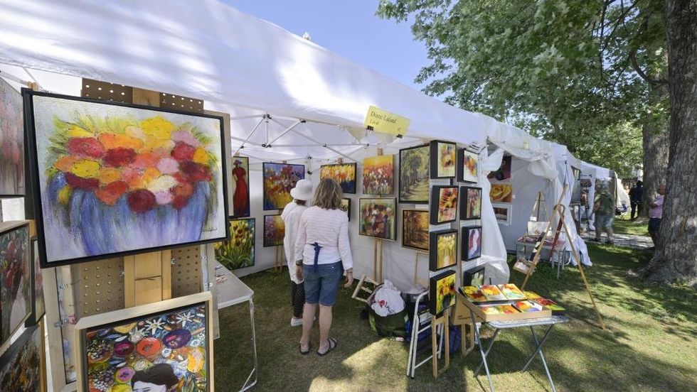 Une exposition d'art ext\u00e9rieure \u00e0 Sainte-Rose.