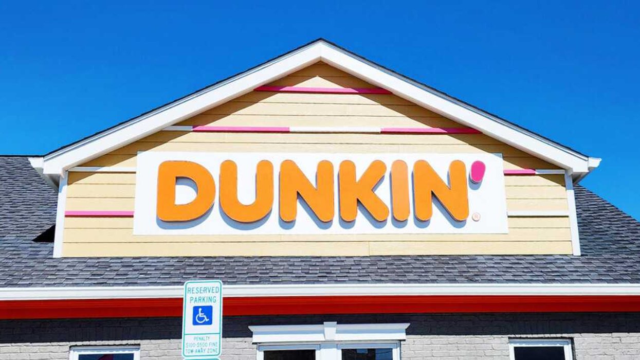 Une façade d'un restaurant Dunkin'.