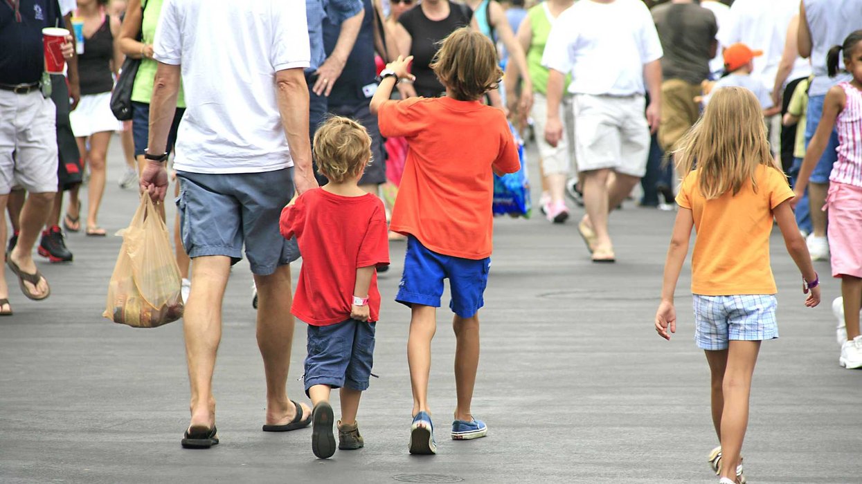 Une famille qui marche.