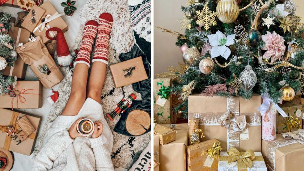 Une femme assise au milieu de cadeaux de Noël. Droite : des cadeaux sous le sapin.