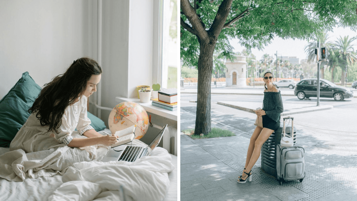 Une femme assise dans un lit avec un ordinateur portable, un globe et un journal. À droite : une femme est assise sur ses valises dans une rue de la ville.