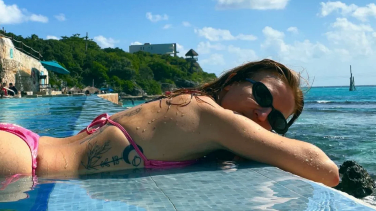 Une femme dans une piscine dans un hôtel du Mexique.