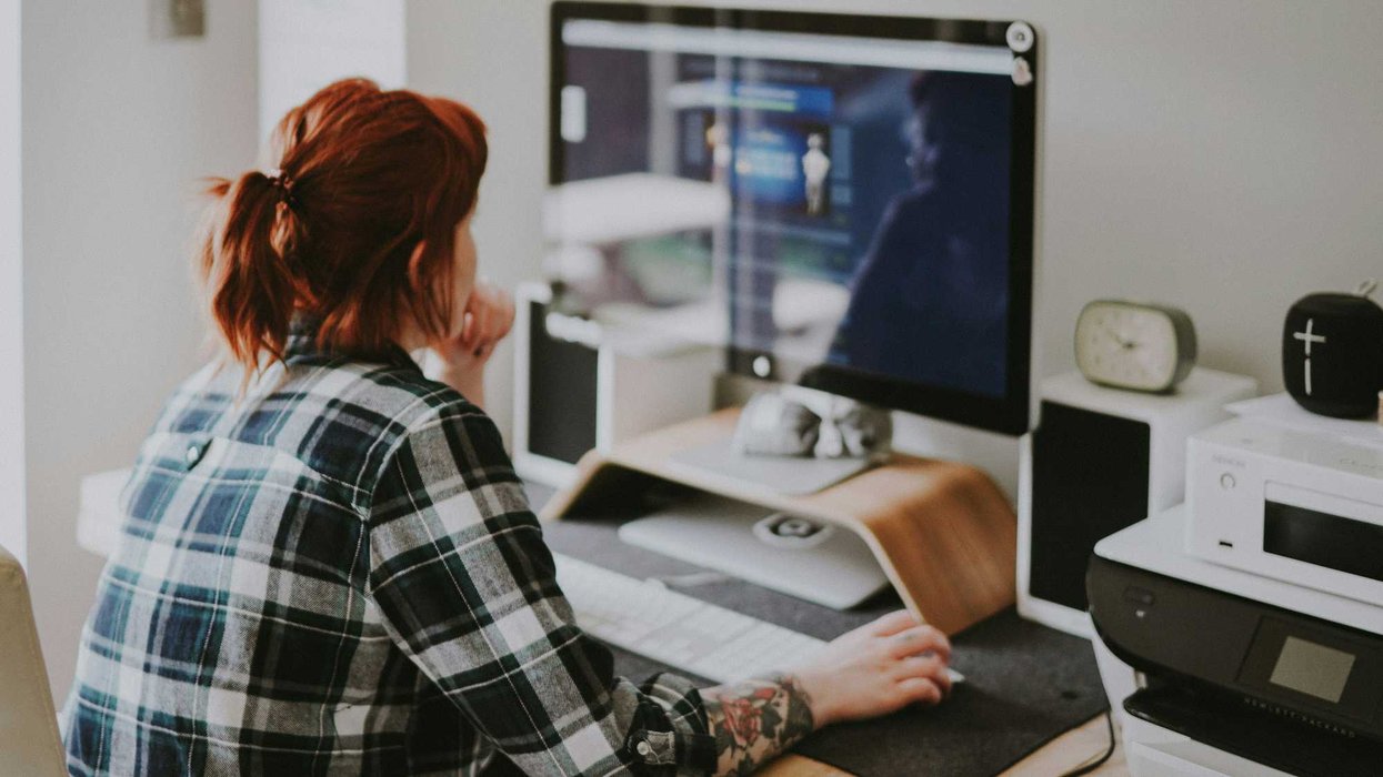 Une femme en télétravail.