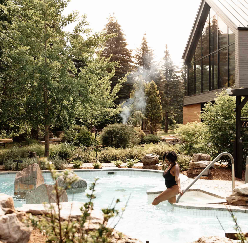 Une femme entre dans les bains au Strom Spa de Mont-Saint-Hilaire.