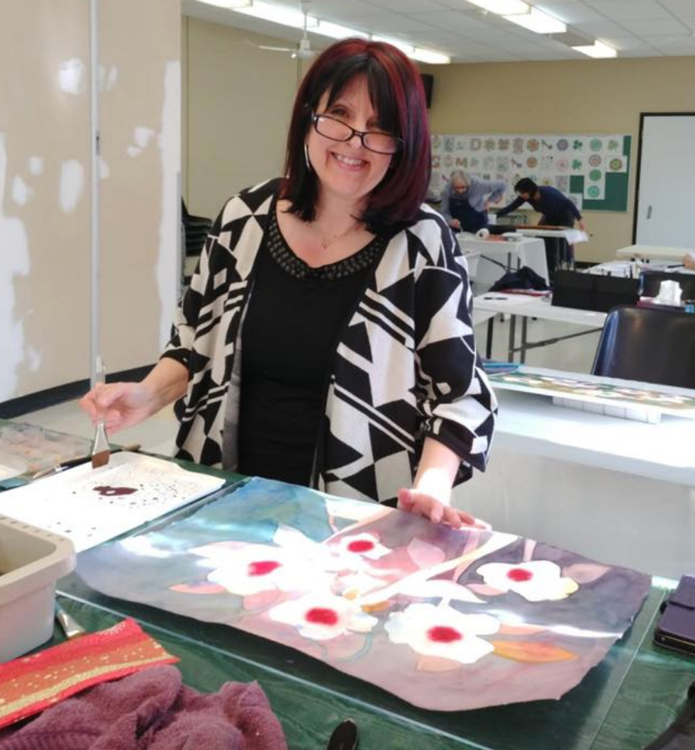 Une femme qui peint.