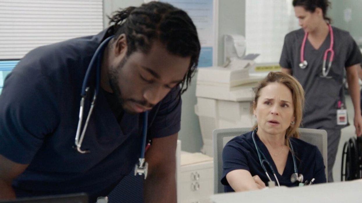 Une femme regardant un homme dans un hôpital.