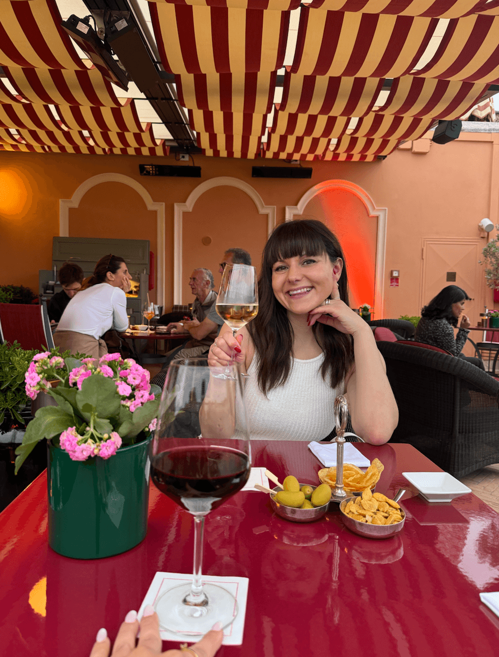Une femme \u00e0 Rome avec un verre de vin.
