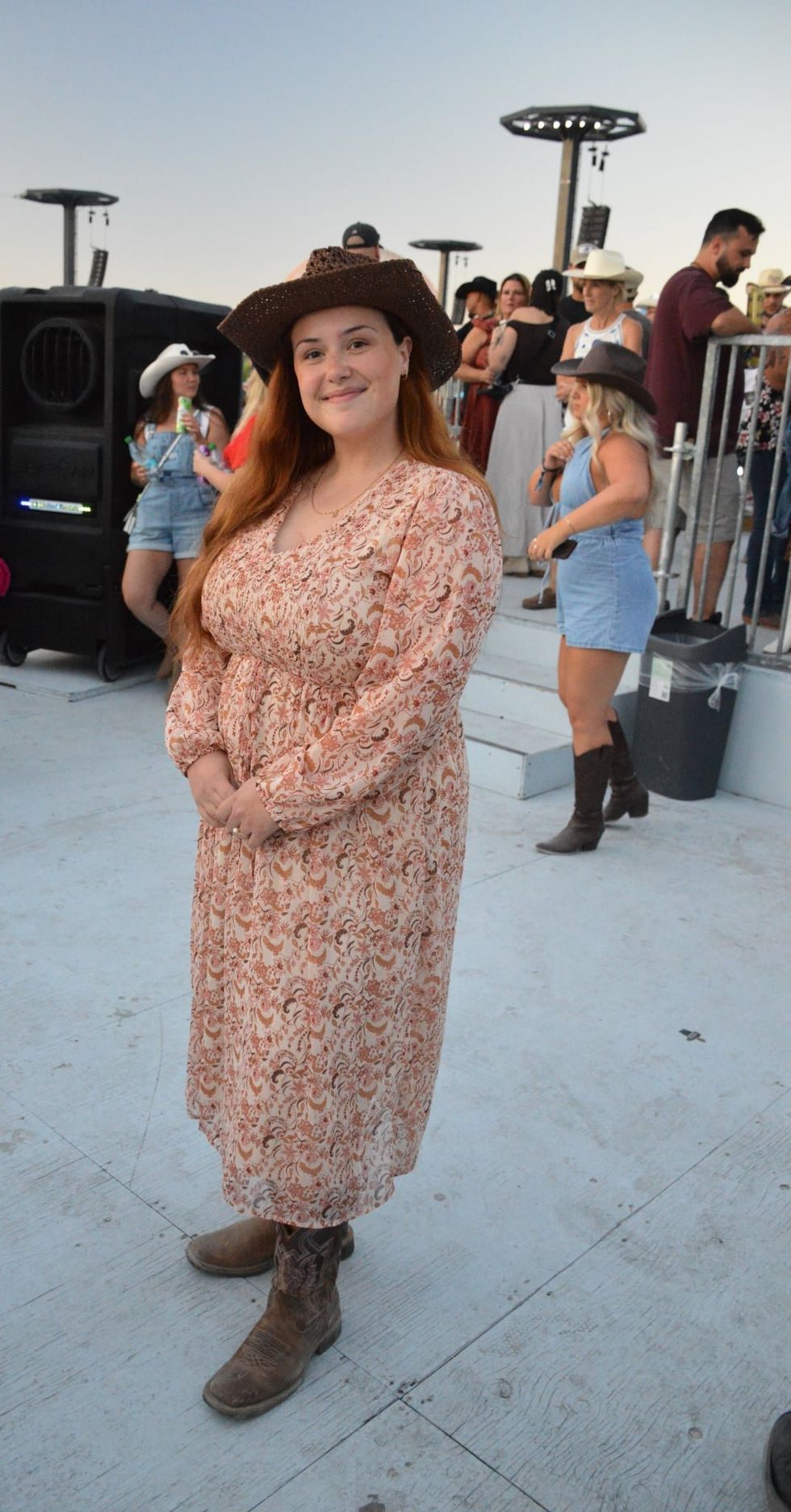 Une festivali\u00e8re en robe \u00e0 motifs floraux au festival LASSO 2025.