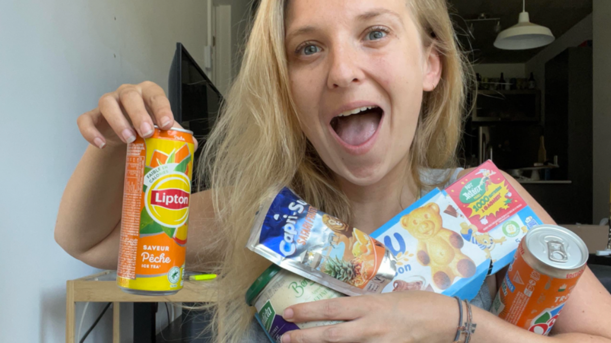 Une Française avec des produits d'épiceries françaises.