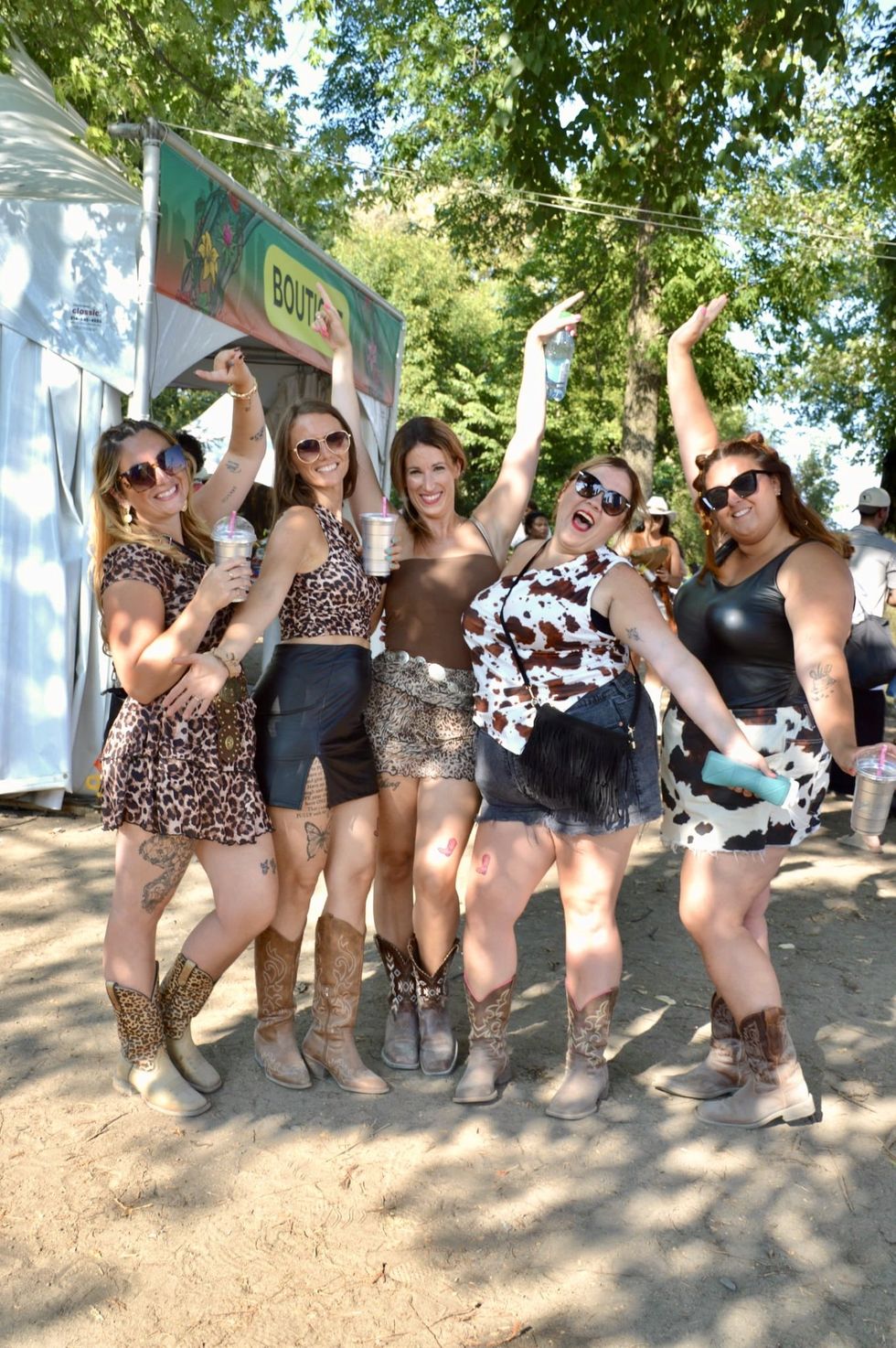 Une gang d'amies au festival LASSO 2025.