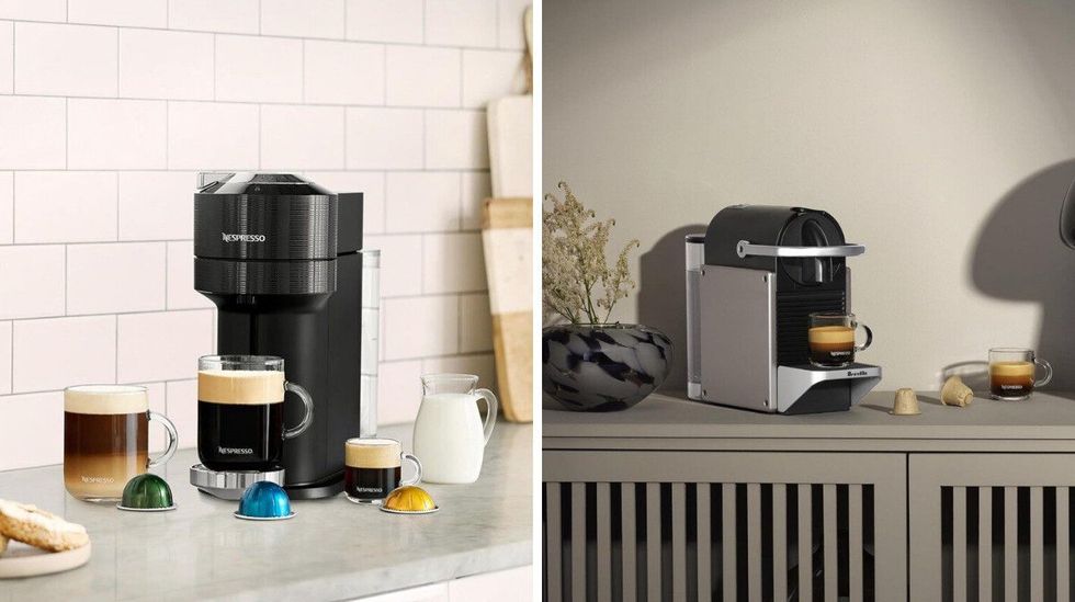 Une machine Vertuo Next de Nespresso avec caf\u00e9s et capsules sur le comptoir d'une cuisine. Droite : Une machine Pixie de Nespresso avec caf\u00e9s et capsules sur un meuble.