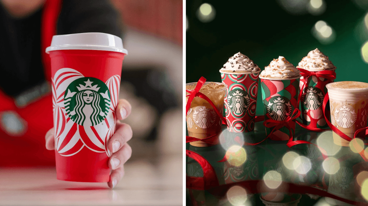 Une main qui présente une tasse rouge du Starbucks. Droite : Les breuvages des Fêtes du Starbucks.