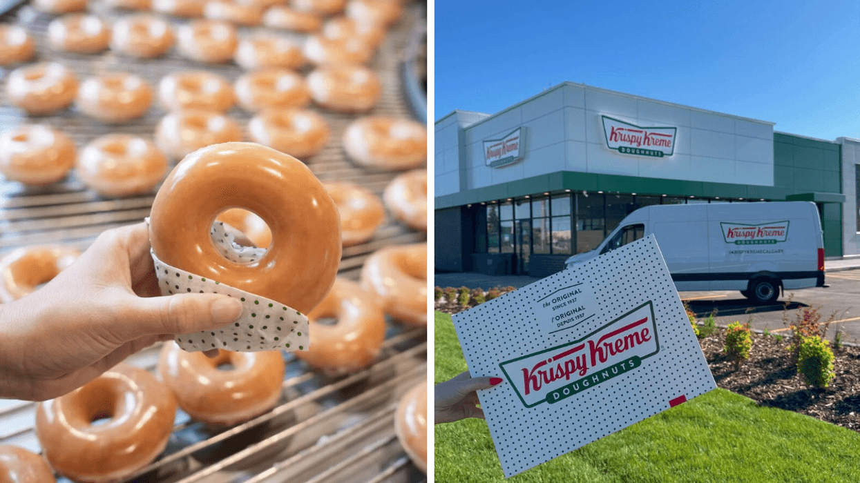 Une main tenant un beigne Krispy Kreme. Droite : Une boîte de Krispy Kreme tenue devant une succursale et un camion de l'entreprise