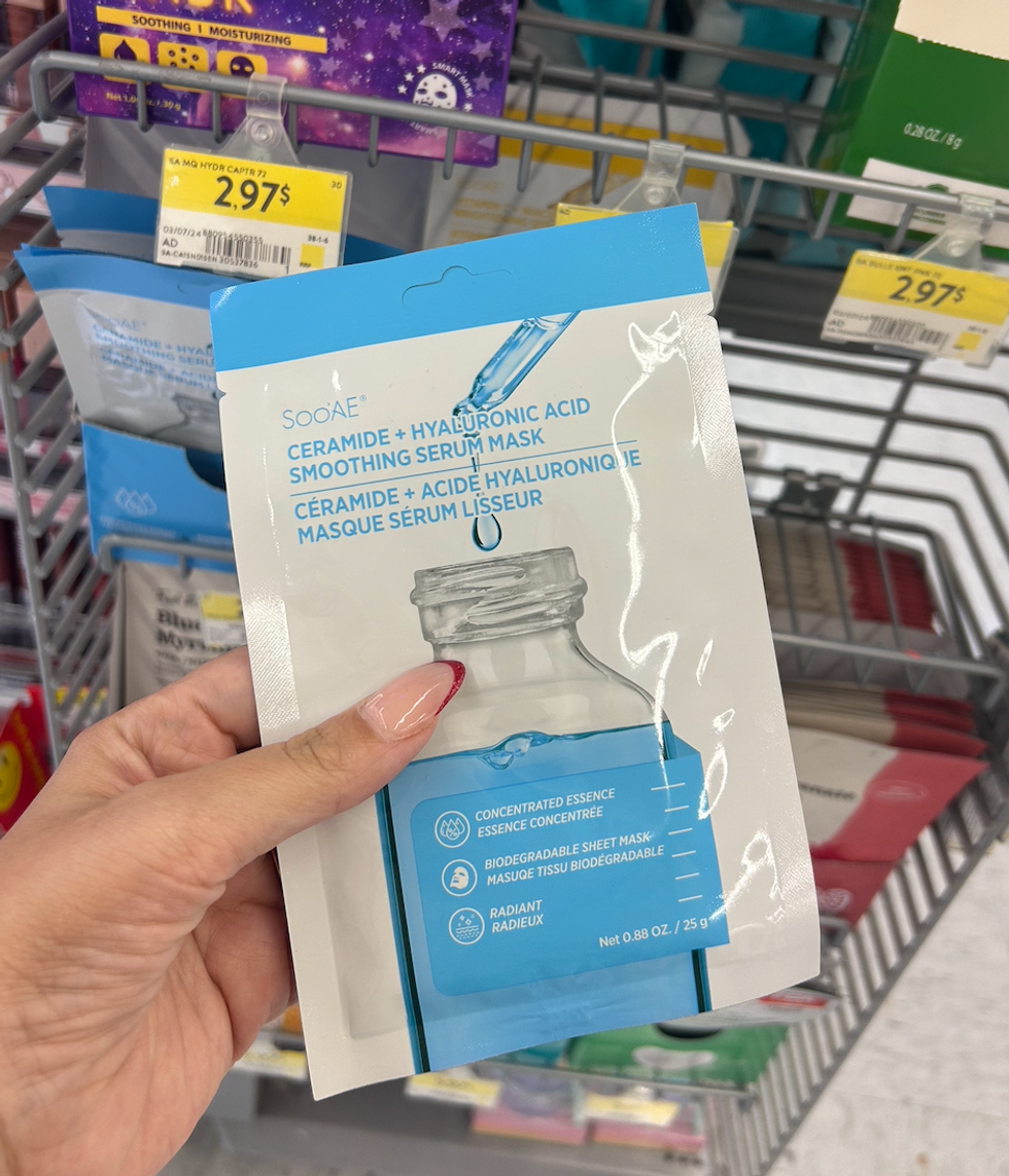 Une main tenant un sachet de masque s\u00e9rum lisseur avec c\u00e9ramide et acide hyaluronique au Walmart.