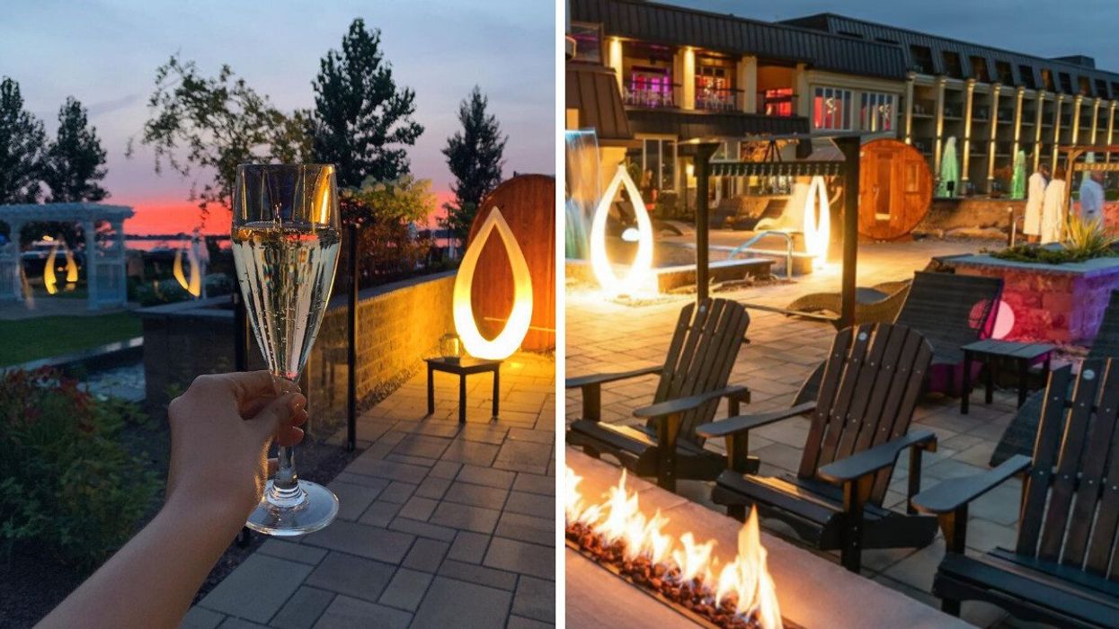 Une main tenant une coupe de bulles devant la vue d'une spa. Droite : Les installations illuminées d'un spa.