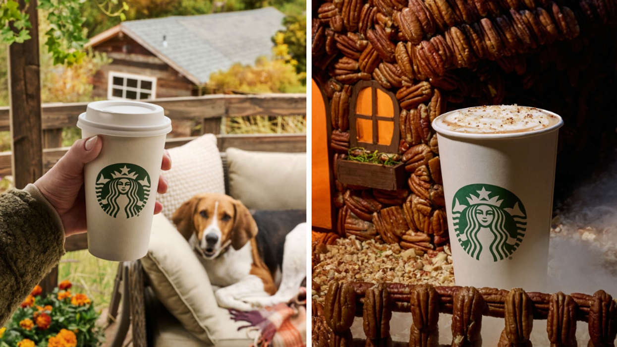 Une main tient un verre Starbucks. Droite : Une boisson Starbucks devant une maison en pacanes.