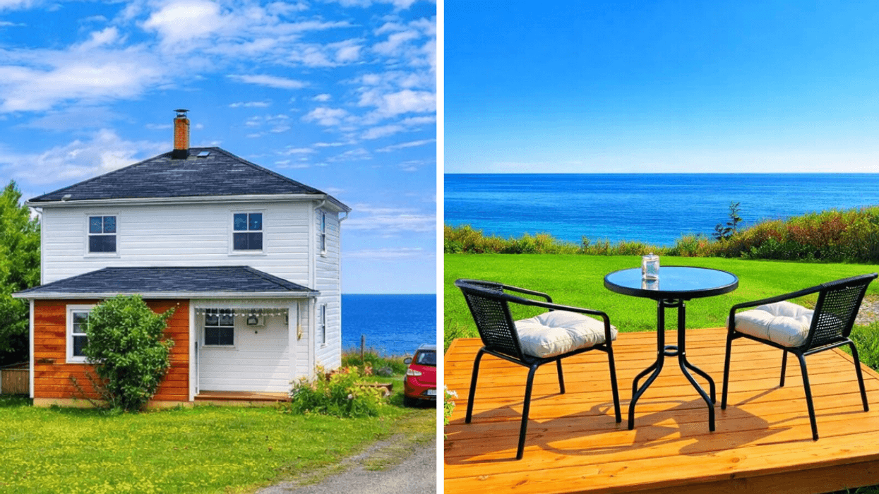 Une maison à vendre au bord de l'eau en Gaspésie. Droite : La terrasse avec mobilier et vue sur le fleuve.
