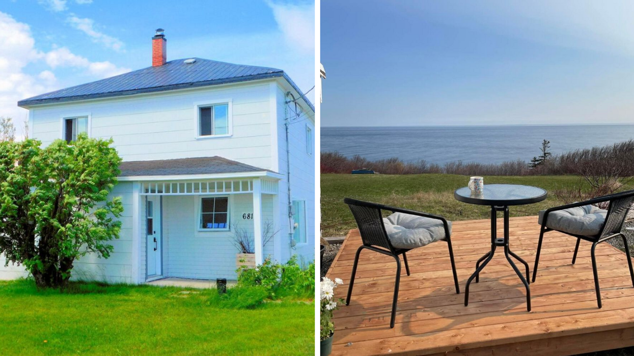 Une maison blanche à vendre au bord de l'eau au Québec. Droite : La patio offrant un vue sur l'eau.