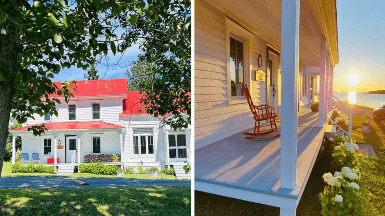 Une maison blanche avec un toit rouge. Droite : La véranda d'une maison en Gaspésie.