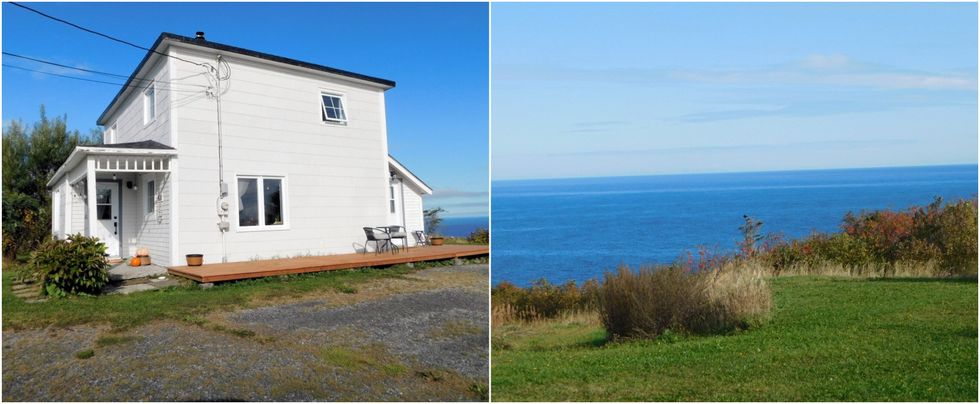 Une maison blanche \u00e0 vendre au bord de l'eau \u00e0 Gasp\u00e9. Droite : La vue sur le golfe du Saint-Laurent.