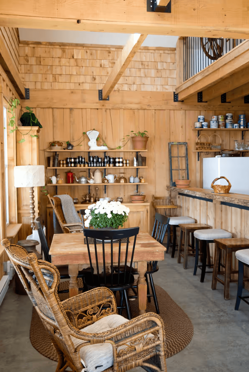 Une maison d'h\u00f4te en planches de pruche \u00e0 louer \u00e0 Berthierville au Qu\u00e9bec.