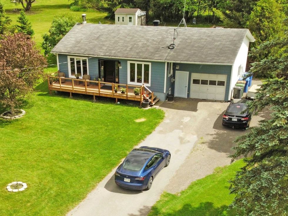 Une maison de plain-pied \u00e0 vendre \u00e0 Sainte-Clotilde, vue en vol d'oiseau.