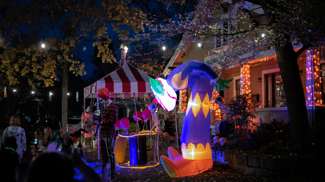 Une maison décorée pour l'Halloween.