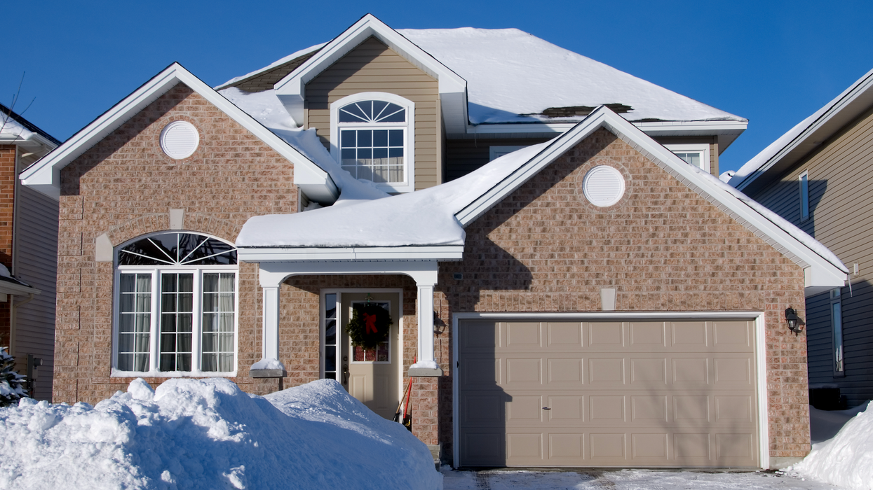 Une maison unifamiliale enneigée au Québec.