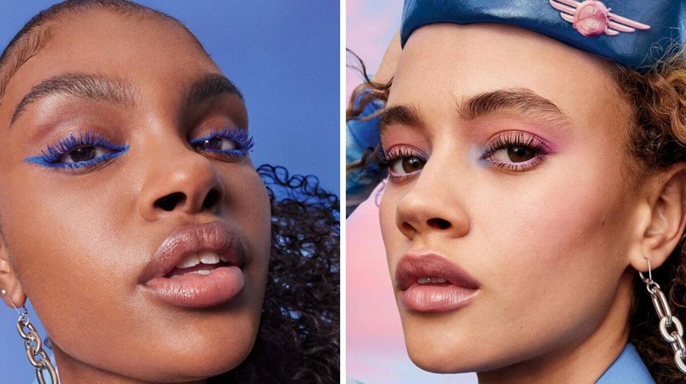 Une mannequin qui porte le mascara Lash Sensational Sky High de Maybelline New York en bleu. Droite : une mannequin qui porte le mascara Lash Sensational Sky High de Maybelline New York en noir.