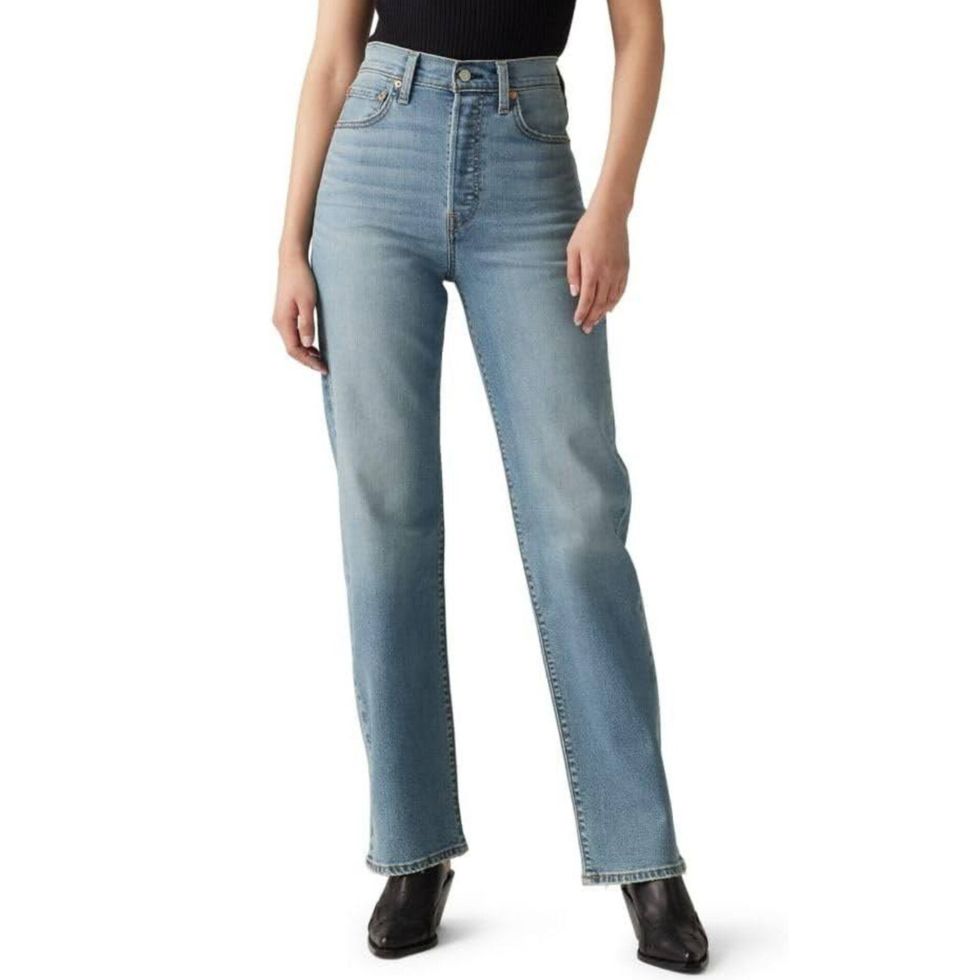 Une mannequin qui porte un jean Ribcage de Levi's sur fond blanc.