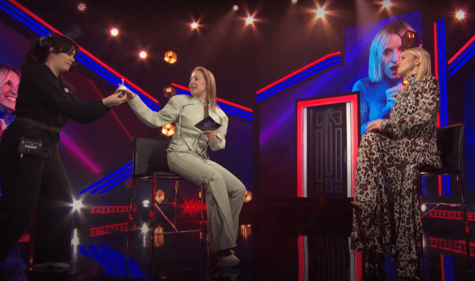 Une membre de la production am\u00e8ne un cupcake \u00e0 Marie-Mai pour \u00c9mily.