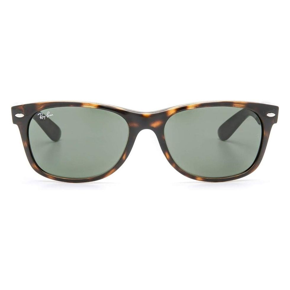 Une paire de lunette de soleil New Wayfarer Classic de Ray-Ban \u00e0 motif \u00e9cailles de tortues et verres verts sur fond blanc.