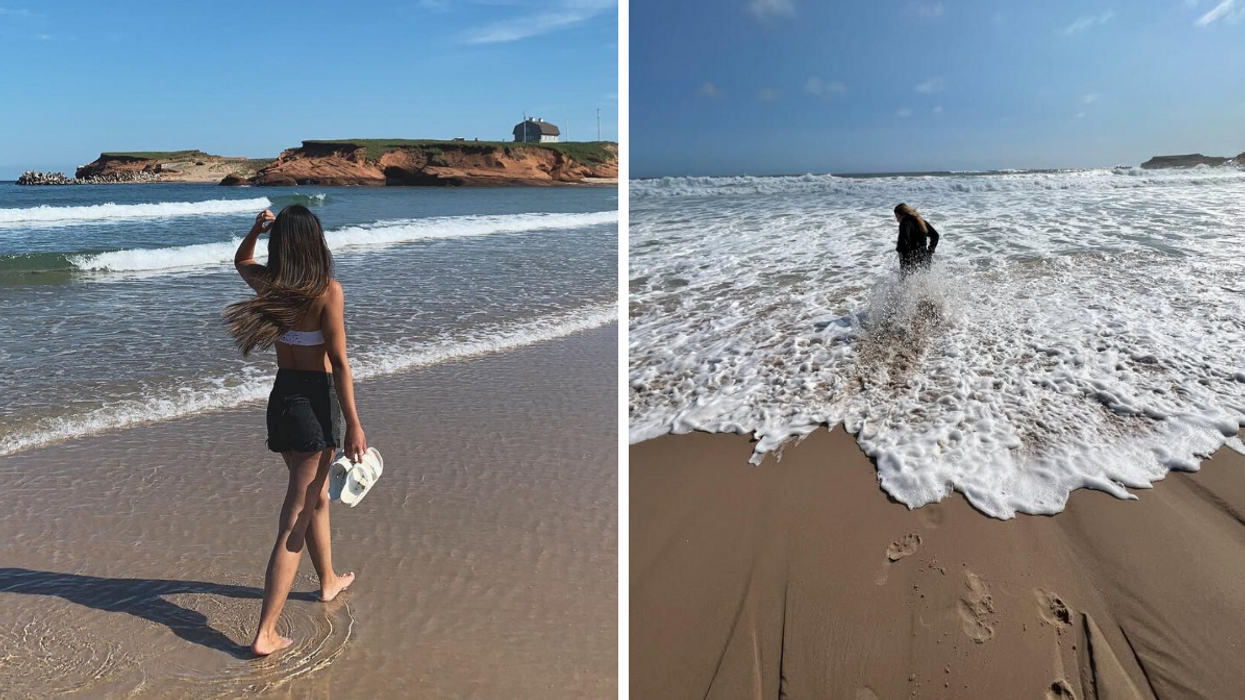Une persone qui se promène le long de la plage de la Grande Échouerie, dans l'archipel des Îles-de-la-Madeleine. Droite : Une personne qui se baigne dans l'eau de la plage de la Grande Échouerie.