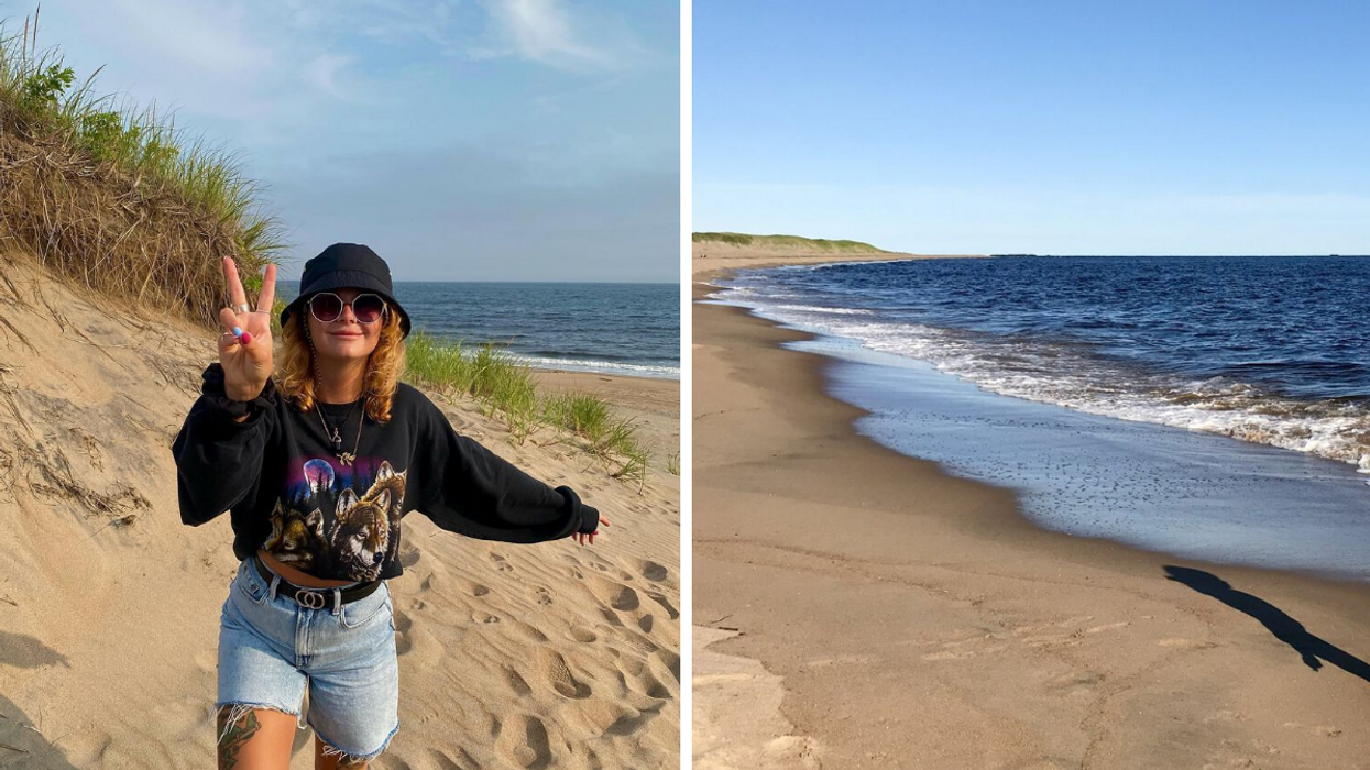 Une personne à la plage d'Aguanish. Droite : La plage d'Aguanish sur la Côte-Nord.