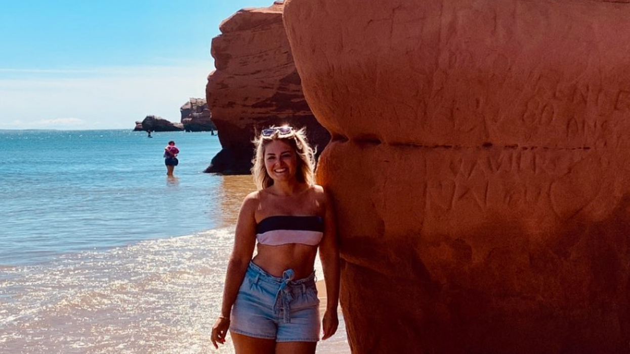 Une personne à la plage de la Dune du Sud.