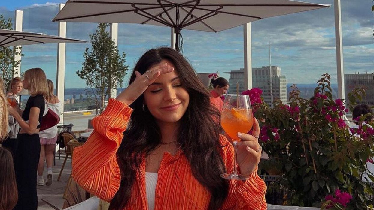 Une personne à la terrasse Rose Orange.