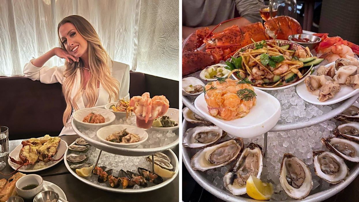 Une personne à table au restaurant. Droite : Une tour de fruits de mer.
