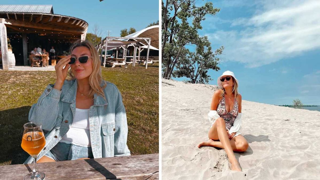 Une personne assise à une table avec un verre de vin. À droite : une personne assise sur une plage de sable blanc.