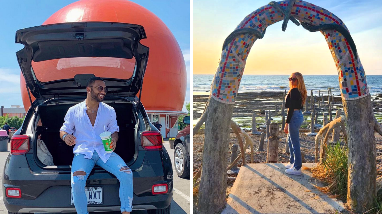 Une personne assise dans la valise d'une voiture devant l'Orange Julep à Montréal. Droite : Une personne devant les statues du Grand Rassemblement à Sainte-Flavie.