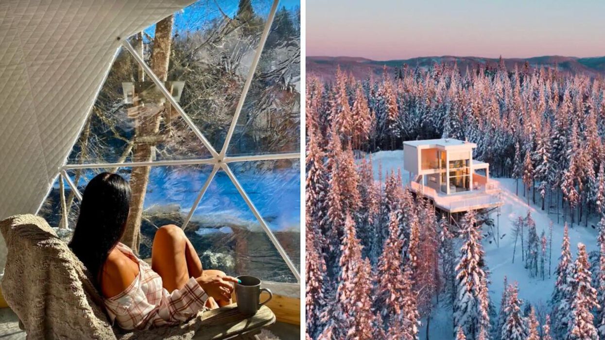 une personne assise dans une chaise dans un dôme devant une fenêtre. droite : un airbnb près de québec niché dans la forêt enneigée.