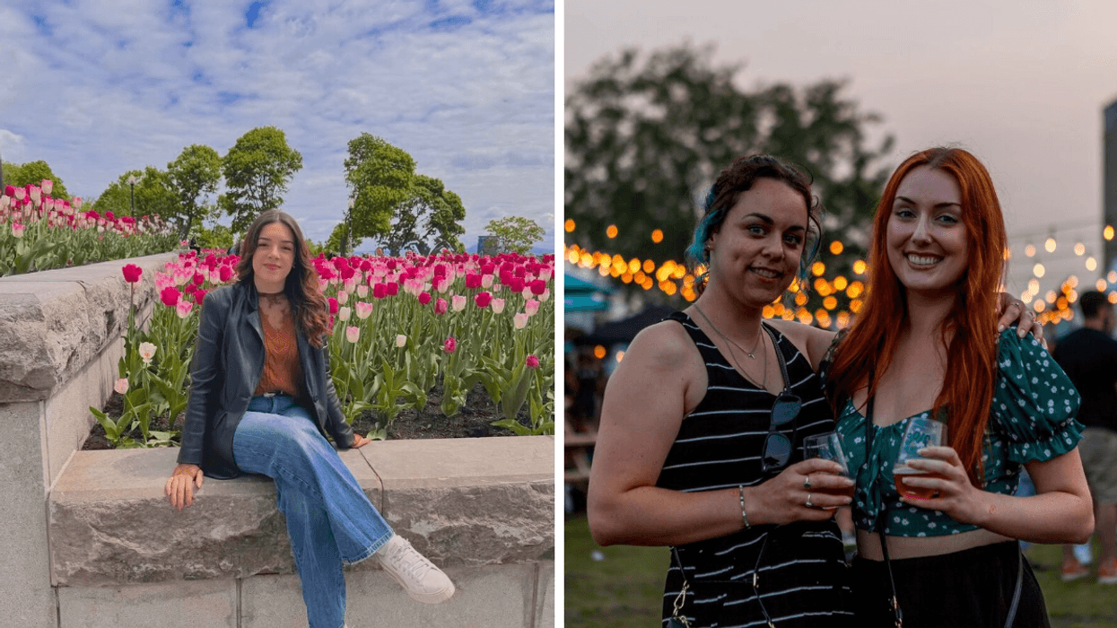 Une personne assise devant des tulipes. Droite : Deux personnes avec des verres de cidre à la main.