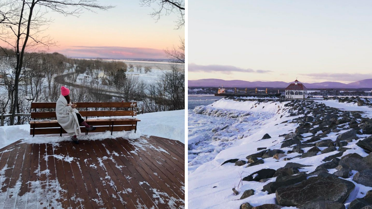 Une personne assise sur un banc, regardant l'horizon enneigé. Droite : Vue sur un pavillon au bord d'une plage rocheuse en hiver.