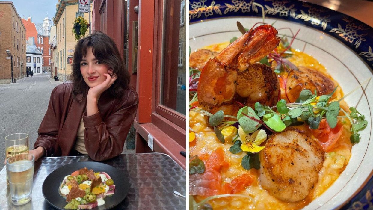 Une personne assise sur une terrasse devant son assiette. Droite : Le plat de risotto au gambas, pétoncles et saumon fumé d'un restaurant à Québec
